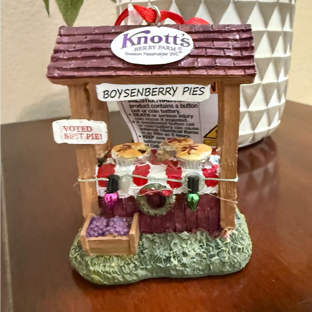 Department 56 Knott's Berry Farm Boysenberry Pies Christmas Ornament